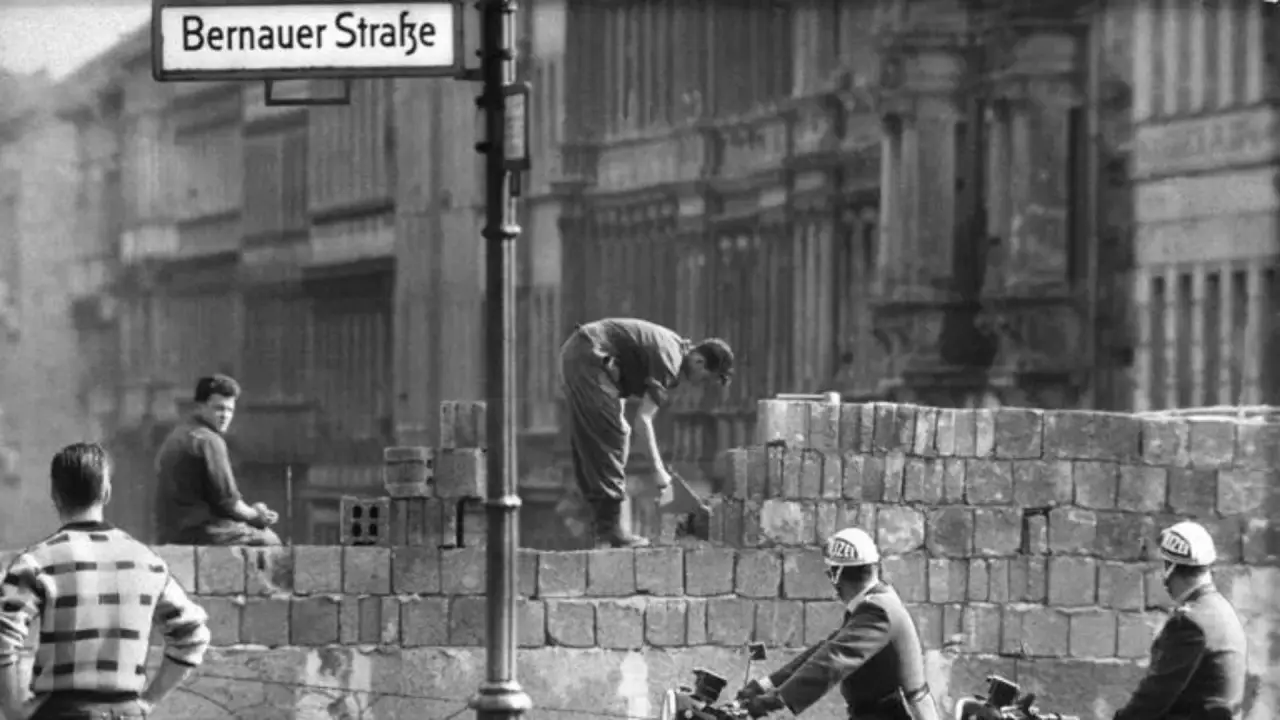 Bernauer Straße 1-50 oder Als uns die Haustür zugenagelt wurde hdfilme